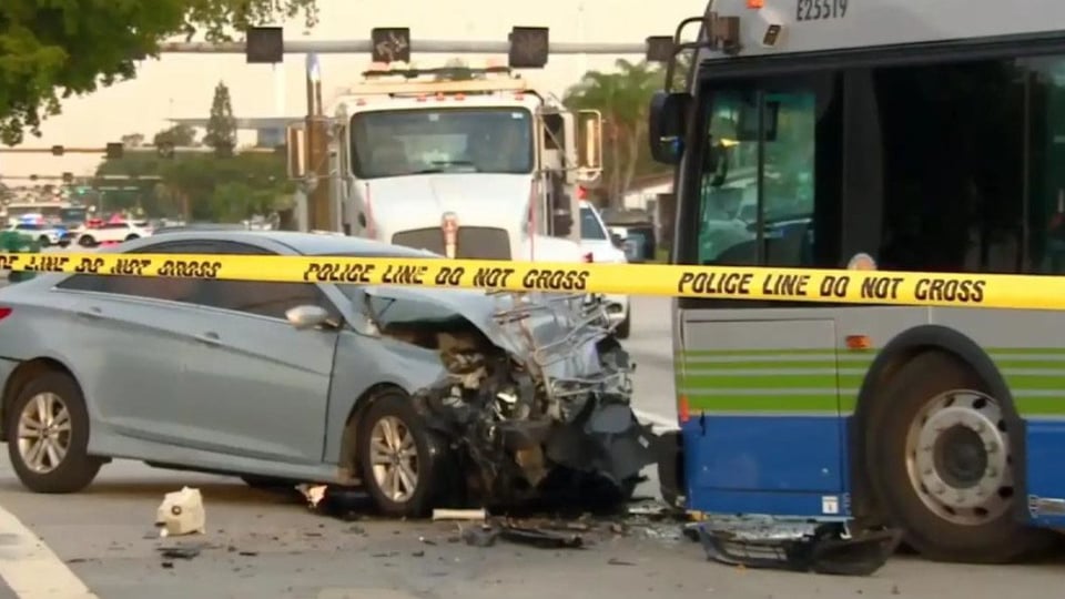 Joven muere en Miami Gardens tras chocar contra un autobús por ignorar el semáforo