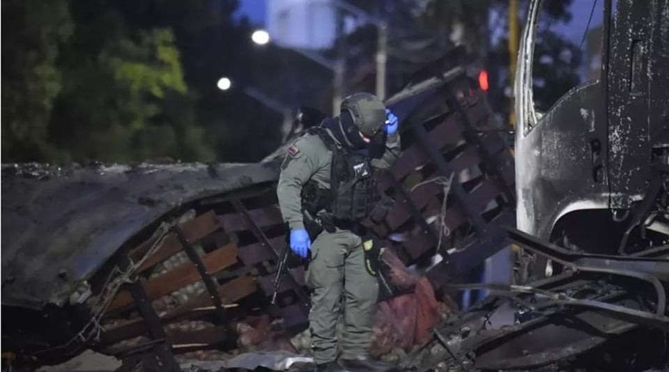 ¡BOMBAZO EN CÚCUTA! Camión Estalla Cerca de Policía Mientras Petro Chismea en Cuba