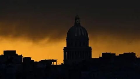 Cuba en la penumbra: La crisis eléctrica alarga los días y noches sin luz