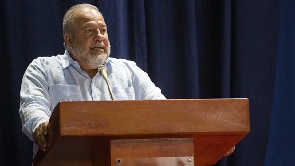 ¡Con motosierra propia! Cuba anuncia 92.000 despidos en el sector público y se burla de sí misma