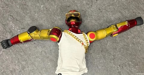 ¿Hasta dónde llega la maldad? ¡Robot tocapuertos en Alemania!