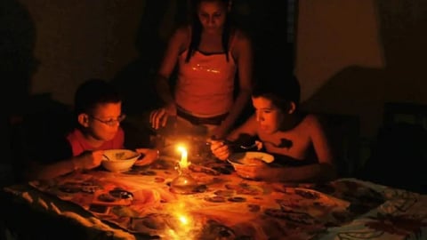 Cuba Enfrenta Apagones de Más de 2,100 MW por Crisis Eléctrica