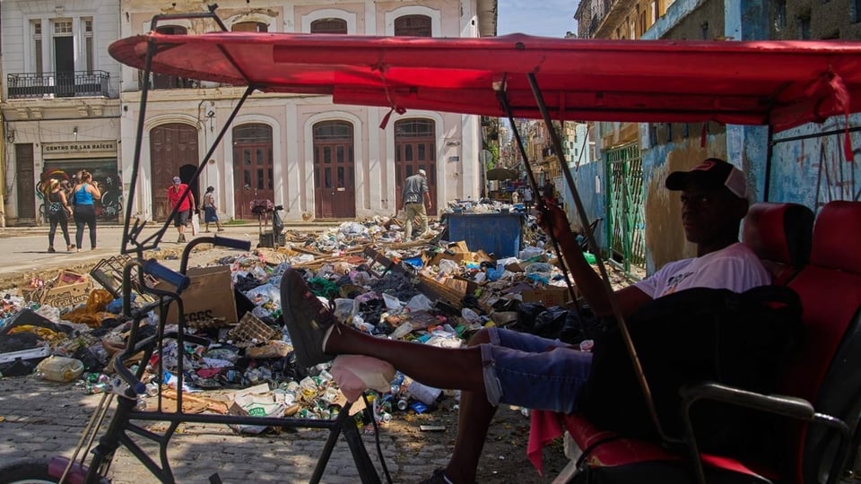 ¿Y la basura qué? La Habana se ahoga entre desechos y falta de gasolina