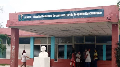 Médicos cubanos atienden a niños a oscuras por apagones