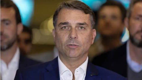 ¿A Flávio Bolsonaro le quitaron el pasaporte por llorón? ¡Tremenda vaina la justicia!