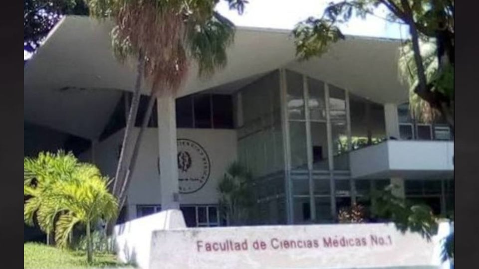 ¿Dejarán los médicos cubanos la bata por el fusil? ¡Esto es un bochinche!