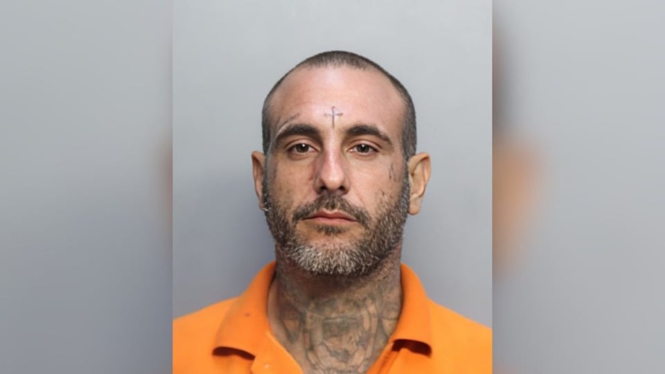 ¡Bochinche en Miami! Vecino se quita la ropa y tira piedras por culpa de los servicios públicos