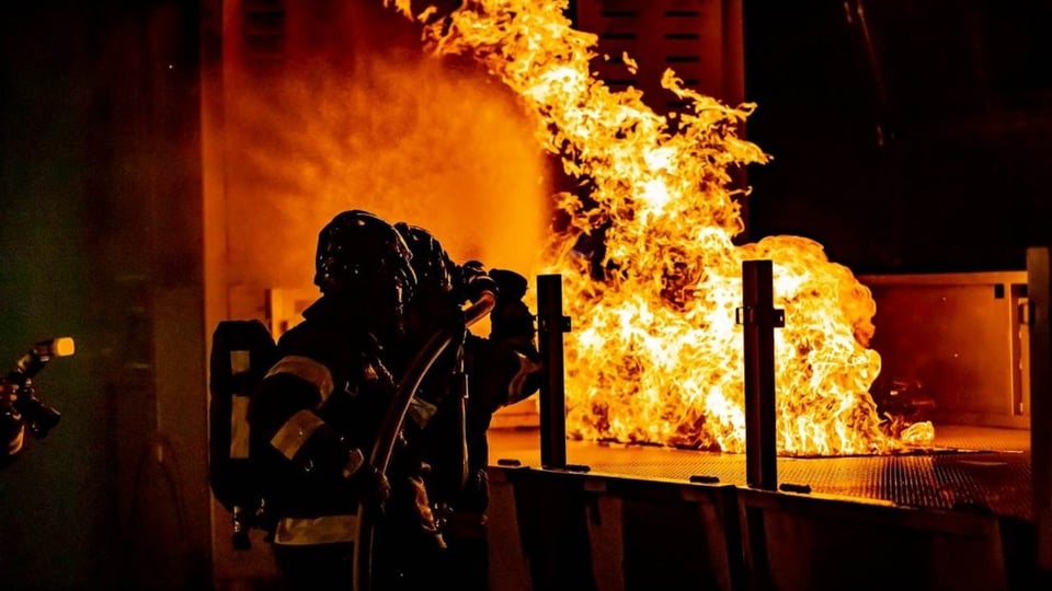 Cuatro Cubanos Mueren en Incendio Fatal de Hostal Ilegal en Rusia