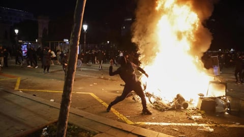 Disturbios y Saqueos Sacuden Barcelona: 128 Detenidos