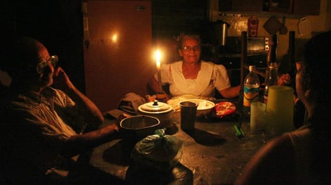 Cuba Sufre Apagón Total: Sistema Eléctrico Nacional Desconectado por Completo