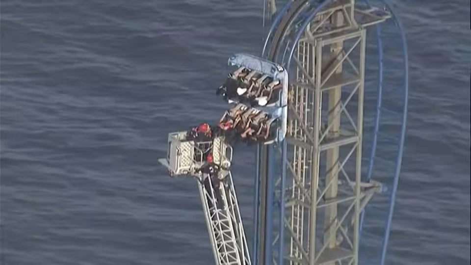 ¿Atrapados como moscas en el hierro! Montaña rusa en Texas deja a ocho estudiantes suspendidos en el aire