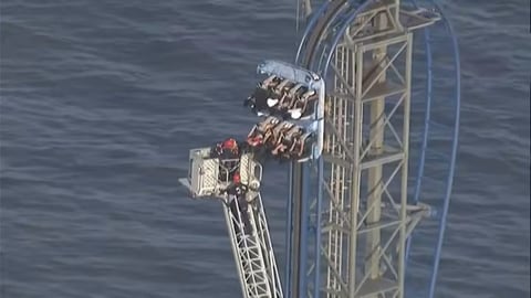 Rescate de Estudiantes Atrapados en Montaña Rusa en Texas