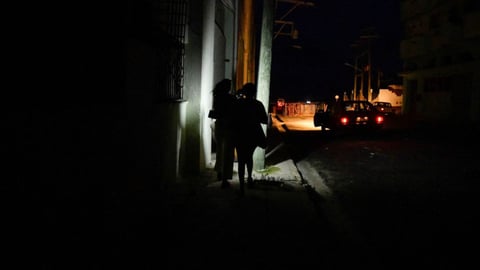 Cuba Battles Widespread Blackouts as Electricity Deficit Exceeds 2,000 MW