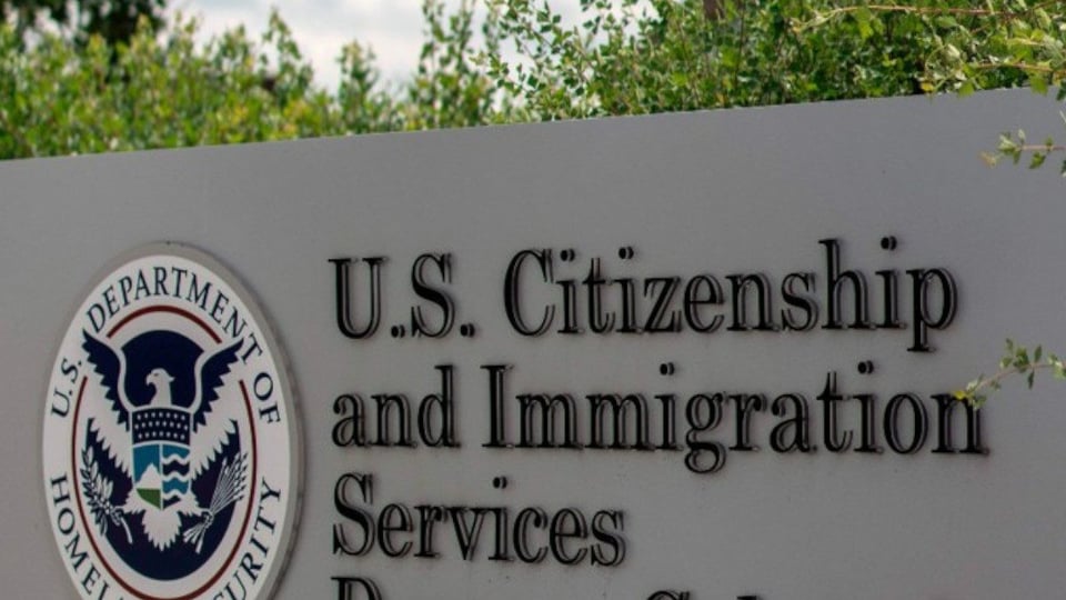 ¡Migrantes Cubanos Van a Juicio al Gobierno USA por Residencias Paralizadas!