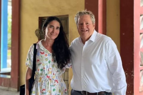 Mike Hammer visita a Yoani Sánchez en redacción de 14ymedio en medio de apagones y presión a la prensa