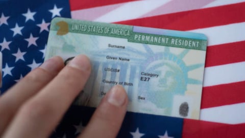 EE. UU. Restringe Green Cards para Cubanos Bajo Trump