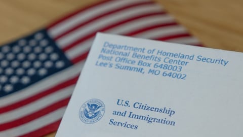 ¿A los inmigrantes se les acabó la fiesta? USCIS les pone el freno a los permisos y acumula millones de casos