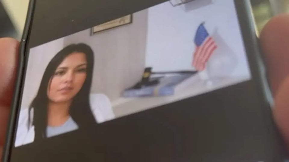 Madre Paga $10,000 a Abogada Falsa de IA Para Liberar a su Hijo