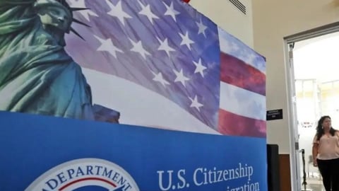 Enfermera Cubana Denuncia Registro Erróneo por USCIS como Miembro del Partido Comunista