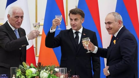 ¡Macron se saca el traje de presidente y canta en Armenia con los jefes locales!