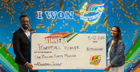 Ganador del Powerball de $1.040 Millones Reclama su Premio en Illinois
