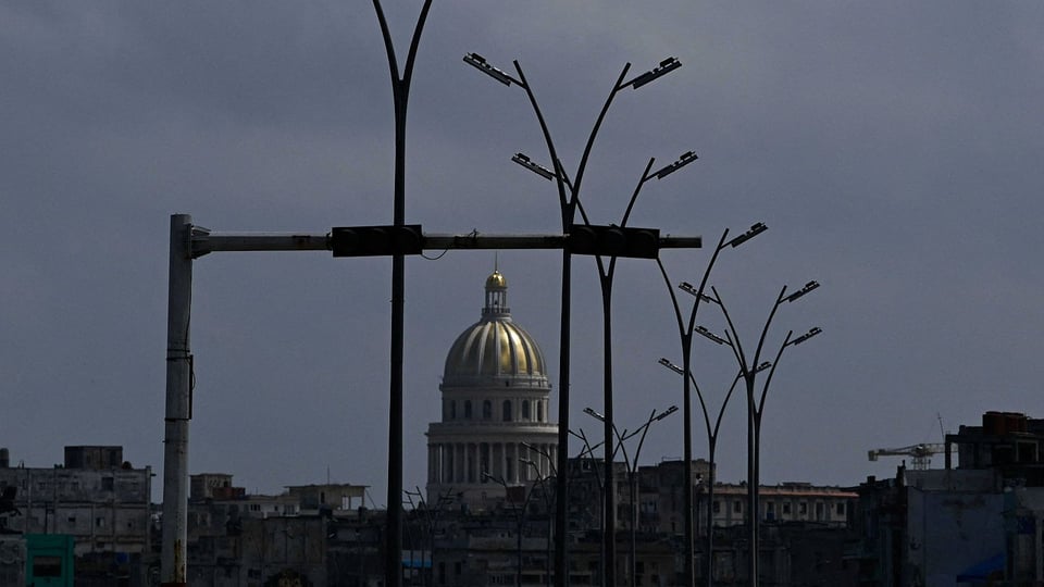 ¡Se Botó la Planta! Apagón de 84 Horas Deja a Cuba a Oscuras y en Lío