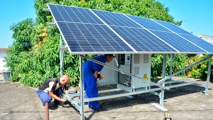 ¡Se acabó el apagón... para algunos! ¿Paneles solares a crédito para los 'Héroes'?