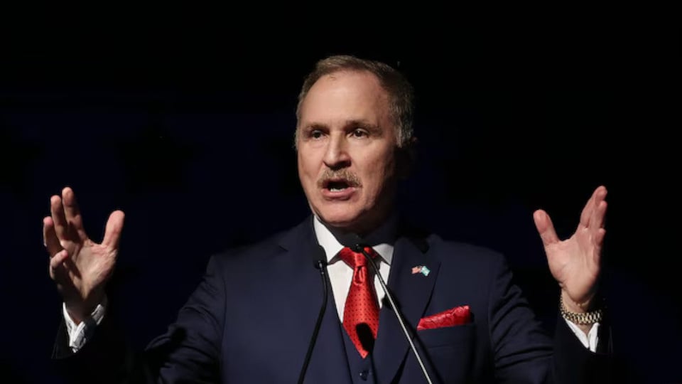 ¿Se Cae la Casa Cubana Antes de Que Cante el Gallo? ¡El Embajador Trump Dice Que Sí!