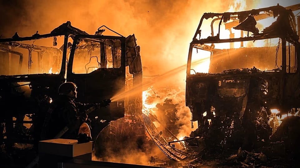 ¿¡Qué Fuego! Ucrania Le Da Otro Machetazo a la Gasolina Rusa y la Refinería de Sarátov Arde