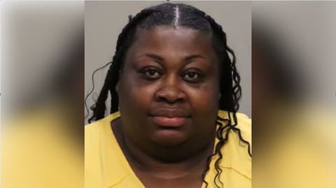 Mujer Arrestada por Fraude Bancario Ocultaba Dinero en su Cuerpo