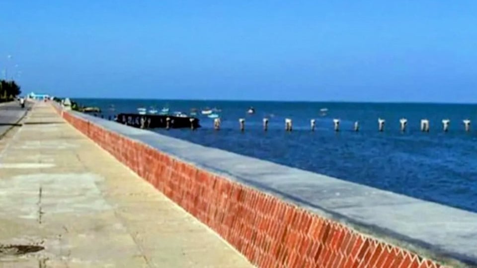 Detienen a tres por robar losas de mármol del malecón de Manzanillo