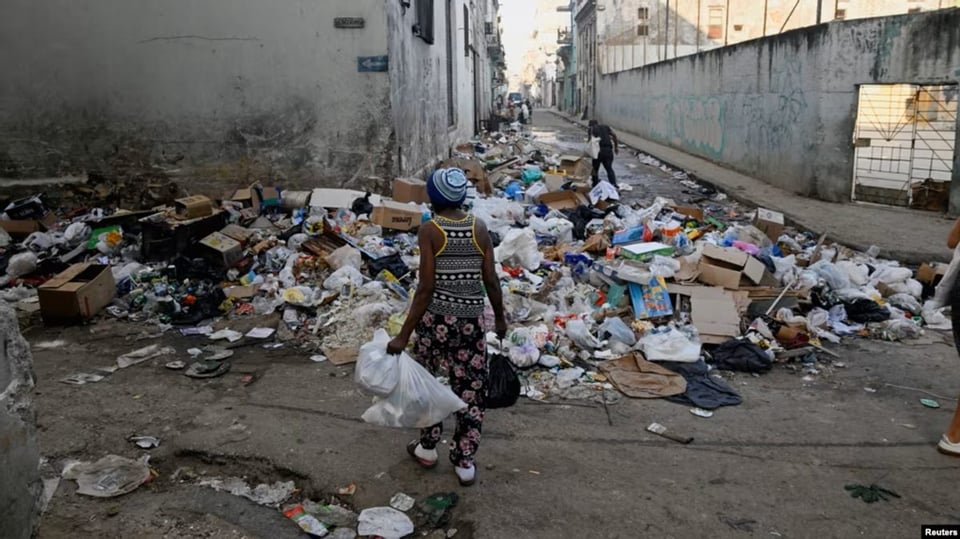 ¡Indignados! Cubanos rebuscan en la basura para comer