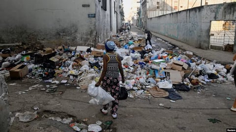 Cubanos Buscan Comida en la Basura por Crisis Económica
