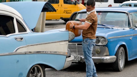 Gasolina por las nubes en Cuba: Hasta 5.000 pesos el litro en el mercado informal