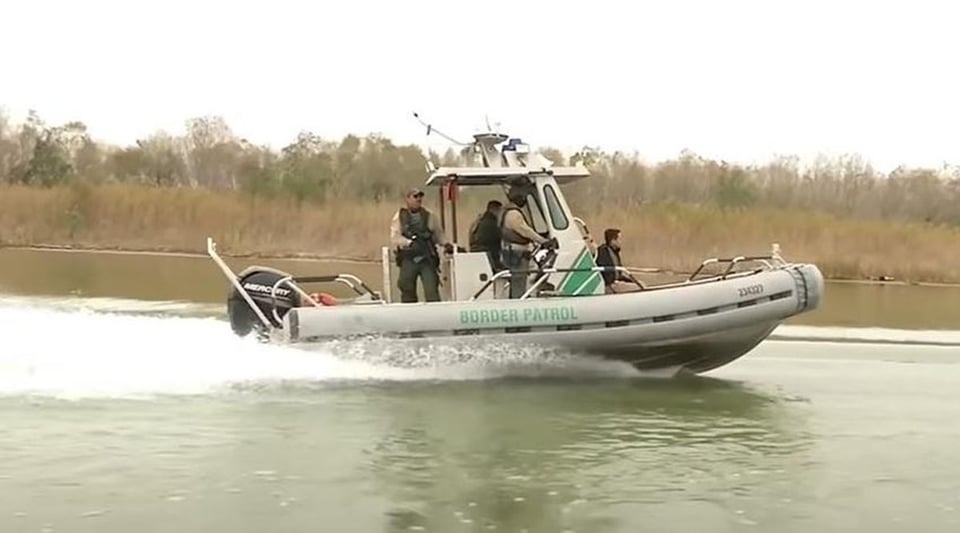 ¿Qué bochinche es este? ¡Agarran banda de traficantes con 15 personas en alta mar!