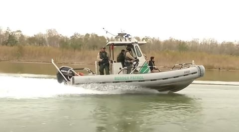 Cuatro migrantes acusados de tráfico tras persecución marítima en Miami