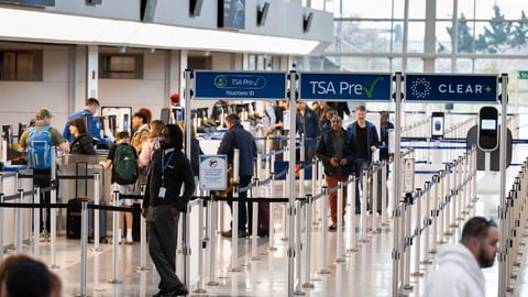 ¿Ya tú sabes? ¡Ahora podrás despedir a tu gente en la pista con la nueva medida de la TSA!