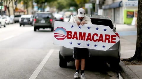 ¿Y AHORA QUIÉN PODRÁ DEFENDERSE? Trump le quita el Obamacare a 750 mil personas por 'fraude'