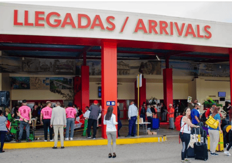 Cuba Busca Turistas Canadienses con Nuevas Rutas Tras Cancelación de Vuelos Directos
