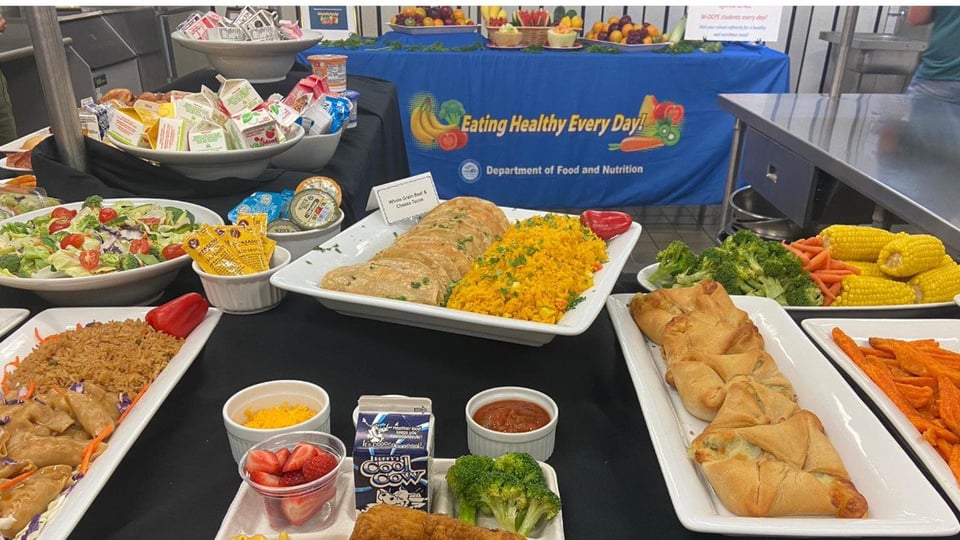 ¿Y los chamas quién les da el bistec? Miami reparte comida gratis en las escuelas este verano