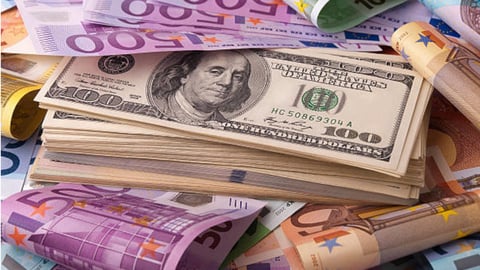 El dólar y el euro caen en el mercado informal cubano mientras los precios se mantienen altos