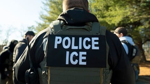 ICE Enfrenta Nuevas Reglas: Menos Detenciones en Cortes y Prohibición de Entrar a Casas Sin Orden