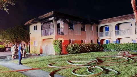 Dos familias pierden su hogar por incendio en Sunrise, Florida