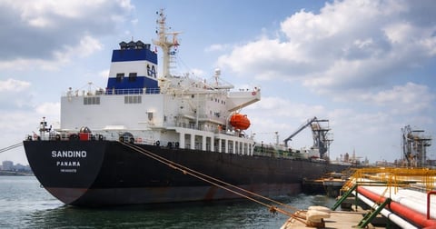 El Buque 'Sandino' Llega a Matanzas, un Respiro Breve Ante la Crisis Energética Cubana