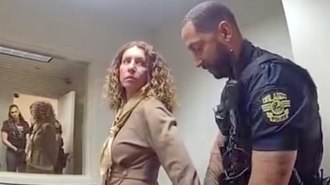 ¡Se fue a Las Vegas y dejó a los chamas solos! Madre arrestada en Florida por negligencia