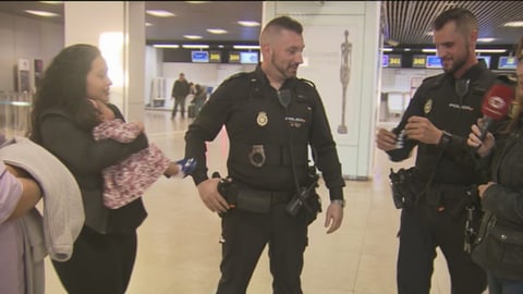 ¡Alerta en la Calle! Policía Cubano Salva a Bebé de Atragantamiento en Madrid
