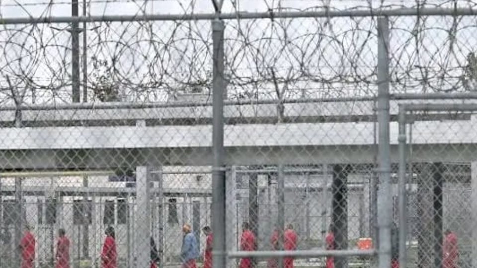 ¿Y AHORA QUÉ? A ICE Le Dicen '¡Basta Ya!' con los Presos Inmigrantes