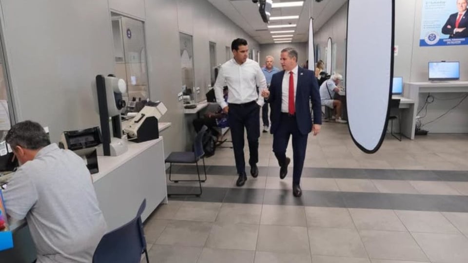 ¿Cómo que no te vas a sacar la licencia? Pillaron a tramposos con cámaras y audífonos en Miami-Dade