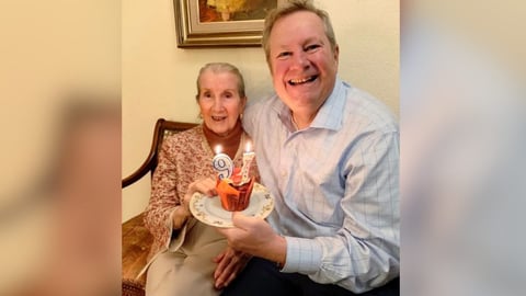 ¡Hammer celebra a su mami y le tira un cohetazo a la separación familiar!