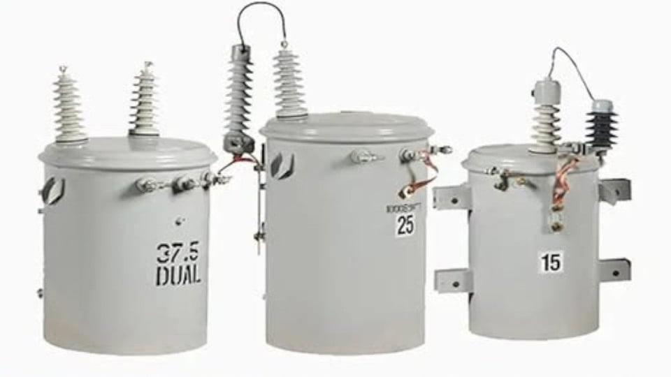 ¿Qué sabrosura! Pillan banda robando aceite de transformadores para meterle a los tractores